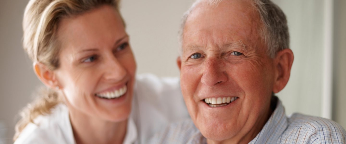 Lächelnde Frau und älterer Mann, die gemeinsam Zeit verbringen und eine herzliche Verbindung zeigen.